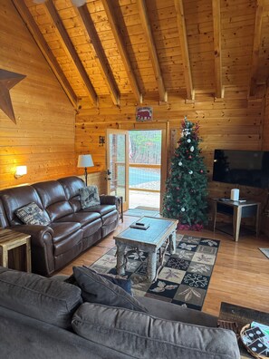 Smart TV, fireplace, video games, DVD player - Tuckered Bears. The Mountains are Calling!! Family Cabin. Sleeps 6. Hot Tub. Pool Table. VIEWS!!! (Sevierville)