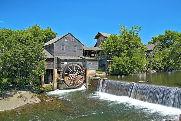 Exterior - Tuckered Bears. The Mountains are Calling!! Family Cabin. Sleeps 6. Hot Tub. Pool Table. VIEWS!!! (Sevierville)