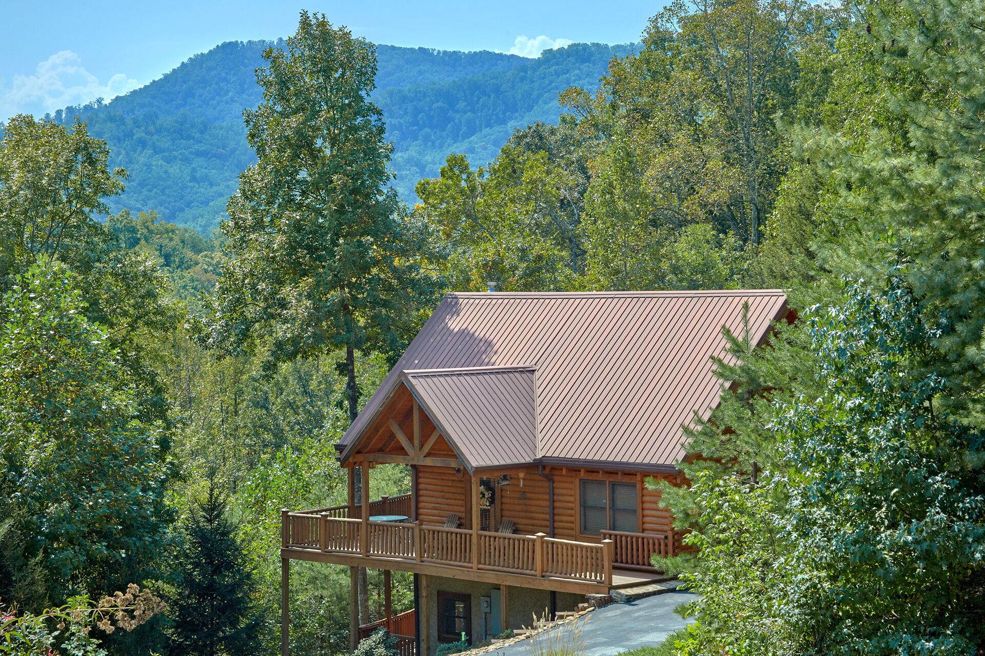 Tuckered Bears. The Mountains are Calling!! Family Cabin. Sleeps 6. Hot Tub. Pool Table. VIEWS!!!
