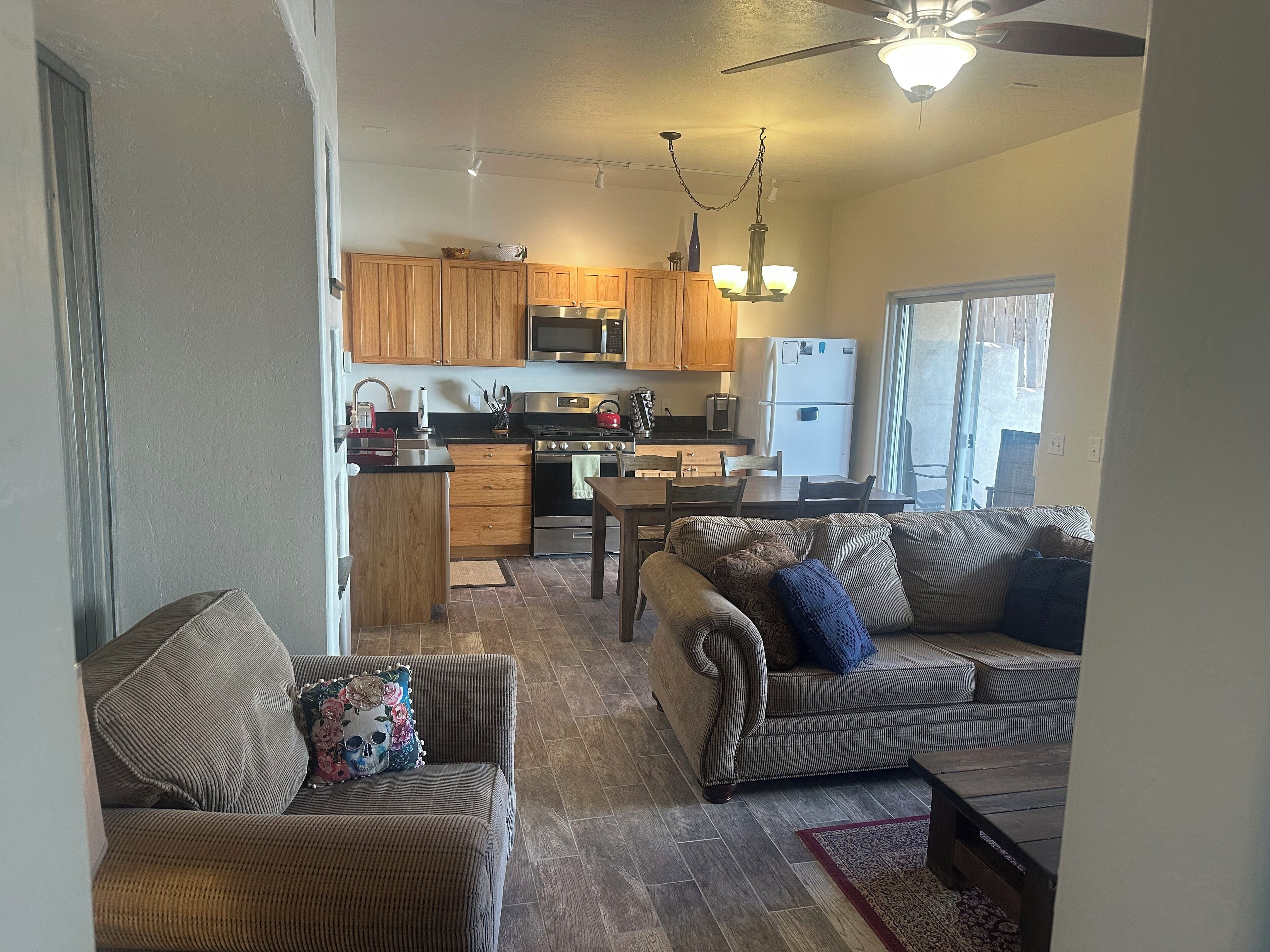 Smart-TV, Bücher, Stereoanlage