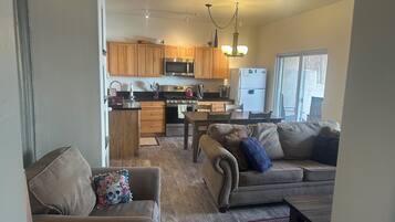 Smart-TV, Bücher, Stereoanlage