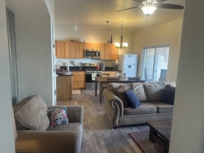 Téléviseur connecté, livres, chaîne audio