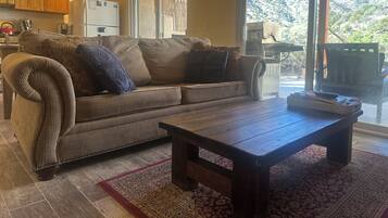 Smart TV, books, stereo