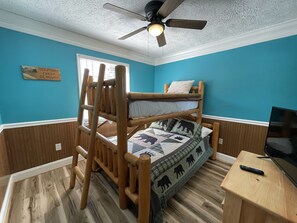 4 bedrooms, iron/ironing board, free WiFi, bed sheets
