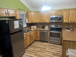 Kjøleskap, mikrobølgeovn, ovn og kokeplater