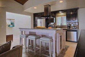 Fridge, microwave, oven, stovetop - Magnificent Bella Vista (Cambria)