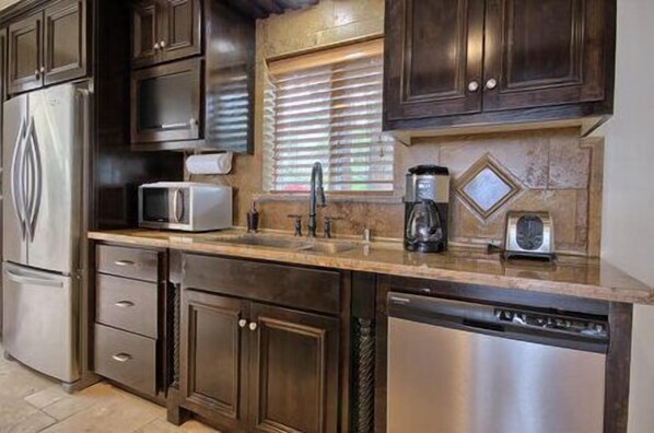 ثلاجة، ميكروويف، فرن، موقد طهي مسطح