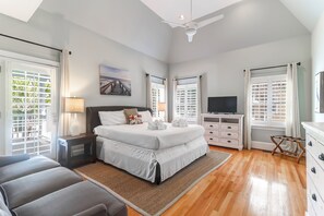 4 bedrooms, iron/ironing board, free WiFi, bed sheets - Classic Family Beach House, short walk to beach, Pet friendly w/ fee - 17 56th Ave (Isle Of Palms)