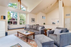 Una televisión, una chimenea, un reproductor de DVD