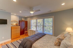 4 bedrooms, desk, iron/ironing board, WiFi