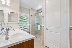 Combined shower/bathtub, towels - Islay Folly! Luxury Home Near The Beach + FREE $250 Beach Gear Credit! (Folly Beach)