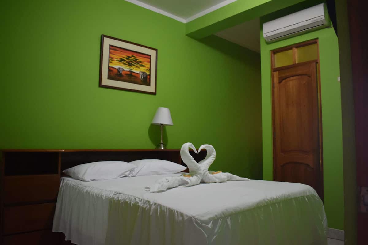Habitación doble | Ropa de cama de alta calidad, caja fuerte, escritorio y wifi gratis