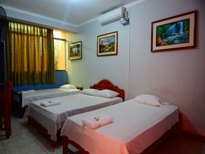 Vierbettzimmer | Hochwertige Bettwaren, Zimmersafe, Schreibtisch, kostenloses WLAN