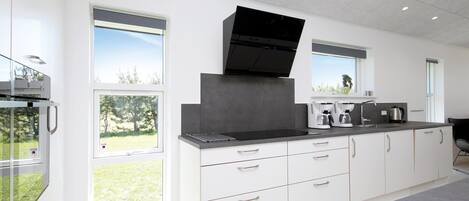 Kjøleskap, kokeplater, oppvaskmaskin og kaffetrakter/tekoker