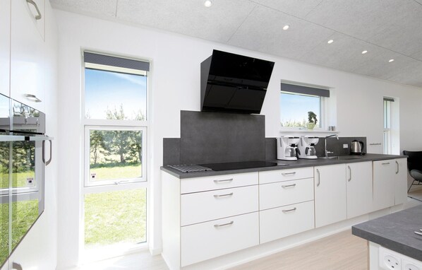 Køleskab, kogeplade, opvaskemaskine, kaffe-/temaskine