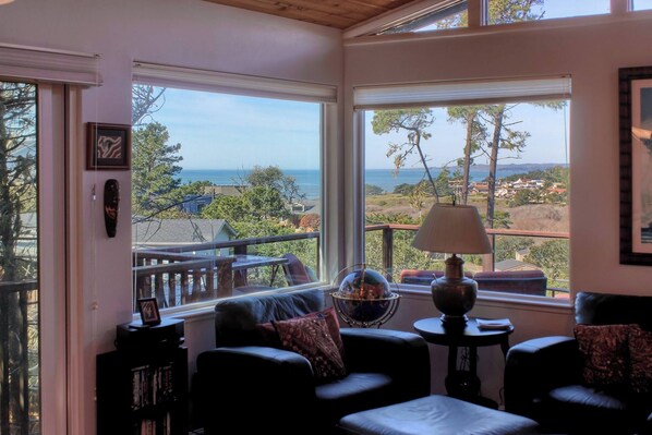 Smart TV - Amazing Ampersand on Parkhill (Cambria)