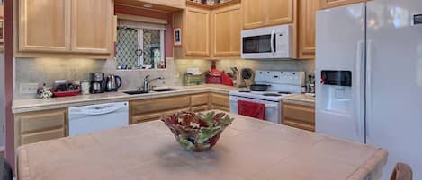 Geladeira, micro-ondas, fogão, cooktop