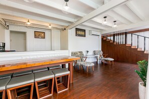 Casa | Cocina privada | Refrigerador, microondas y tetera eléctrica