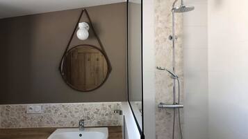 Douche, sĂšche-cheveux, serviettes fournies, papier toilette