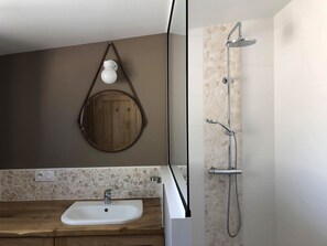 Dusche, Haartrockner, Handtücher, Toilettenpapier