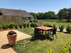 Outdoor dining - Ty Bihan Small stone house in a quiet location 5 minutes from the beach (FOUESNANT)