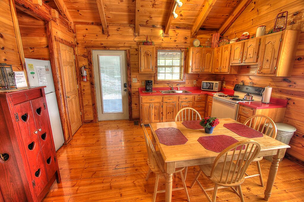 Sweethearts Retreat.Pigeon Forge, hot tub, Heart Shaped Jacuzzi