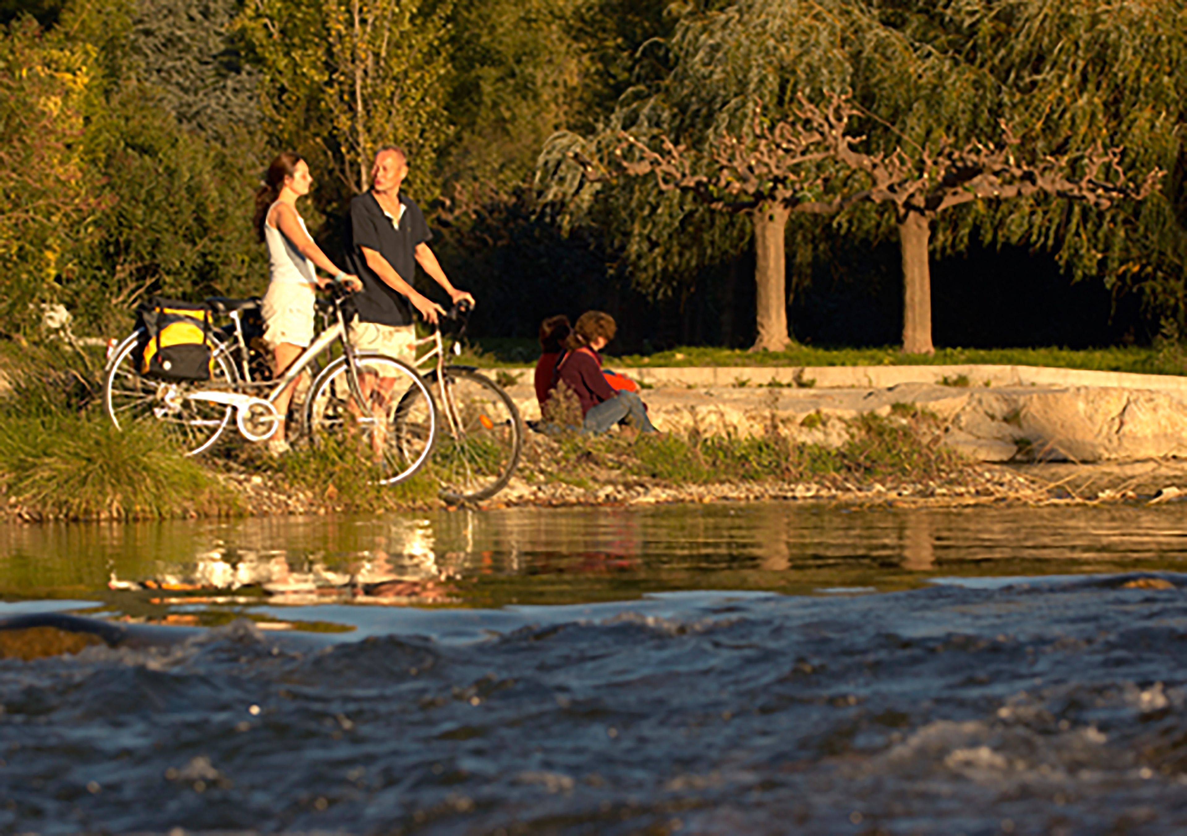 Une rivière, un vélo et deux personnes.