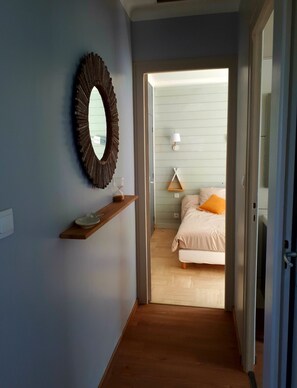 2 habitaciones, tabla de planchar con plancha y cuna de viaje