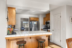 Réfrigérateur, four à micro-ondes, un four, surface de cuisson