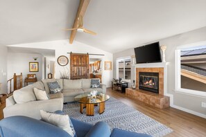 TV, fireplace, DVD player - A Step Away: 3  BR, 2  BA House in Cambria, Sleeps 6 (Cambria)