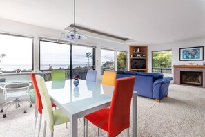 Televisión, chimenea, reproductor de DVD