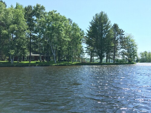 500' Lakeshore, 2 Docks, Sand Beach, Sleeps 10, A/C, Pontoon Boat for Rent