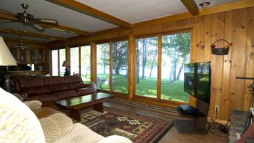 Una Smart TV, una chimenea, un reproductor de DVD, libros