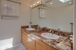 Shower, jetted bath, towels