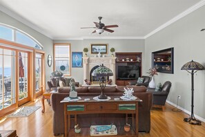 Smart-TV, Kamin, DVD-Player