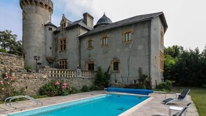 Outdoor pool - Chateau Mariande B&b (Estancarbon)