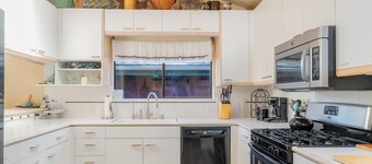 A Skyhigh Retreat: 2 BR, 2 BA House in Cambria, Sleeps 4