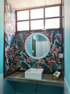 Bangalô design, para não fumantes, geladeira | Banheiro | Chuveiro, produtos de toalete grátis, toalhas de banho