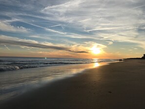 靠近海滩、沙滩椅