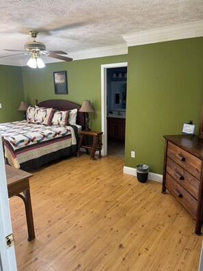 2 slaapkamers, een strijkplank/strijkijzer, gratis wifi, beddengoed