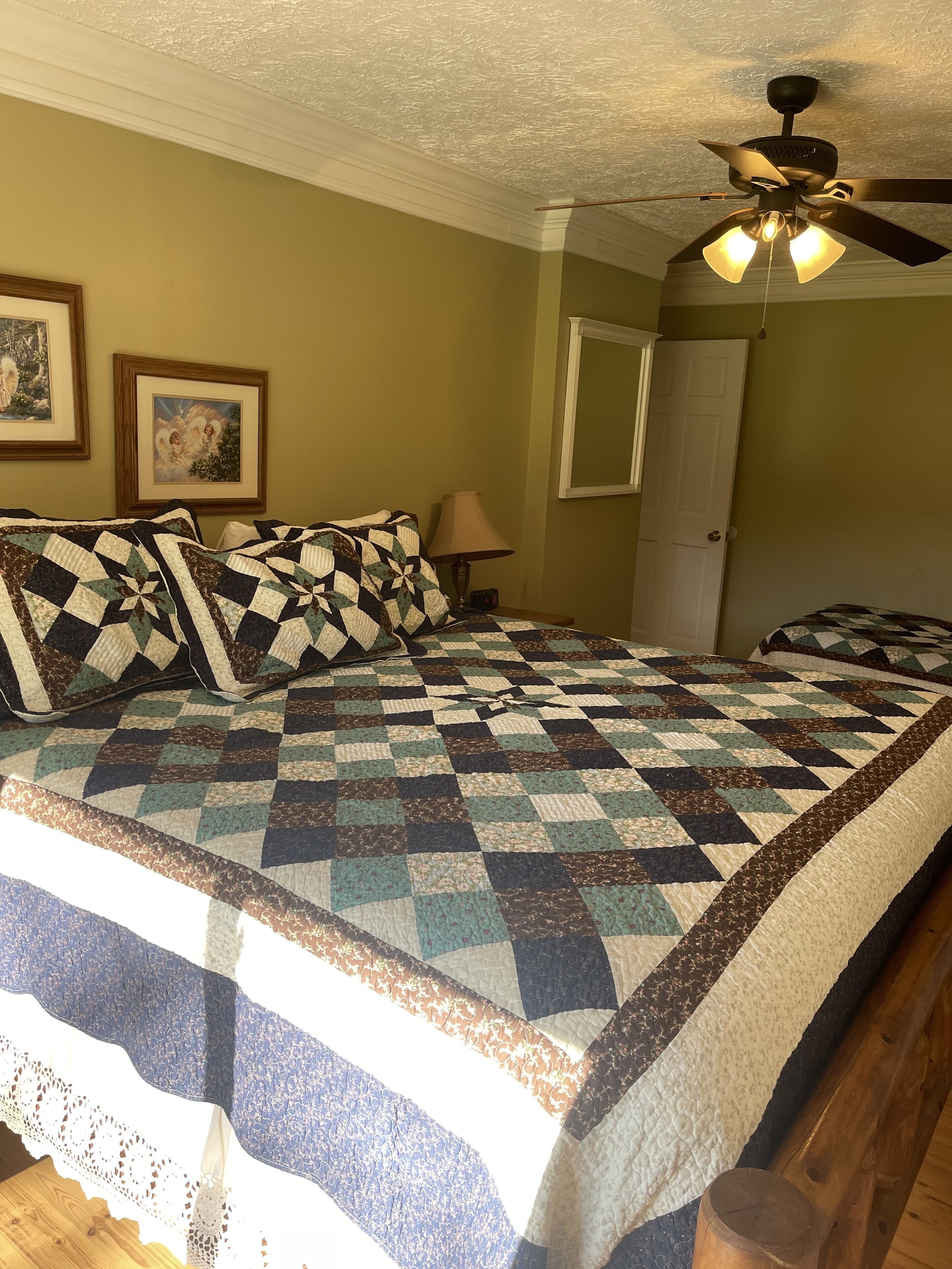 Gone Fishin Pigeon Forge Cabin, Hot Tub, Fire Pit, Creek View, Easy Access