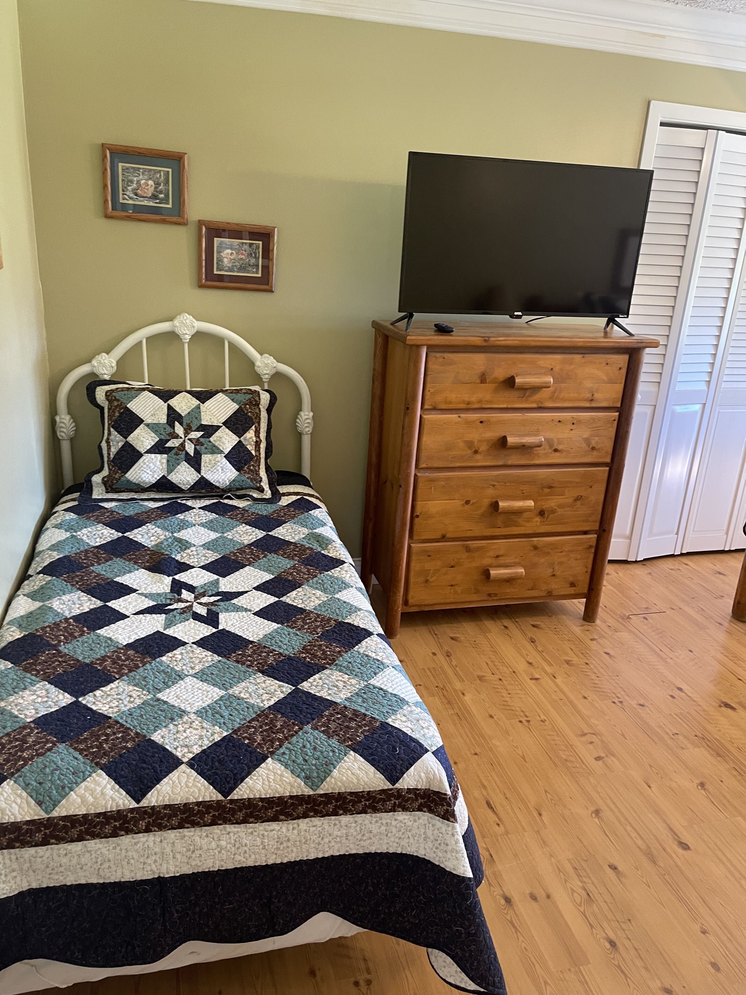 Gone Fishin Pigeon Forge Cabin, Hot Tub, Fire Pit, Creek View, Easy Access