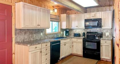 Island Park Cabin - 6 Bed 3 Bath - HOT TUB - Pool Table - 20 Min to Yellowstone