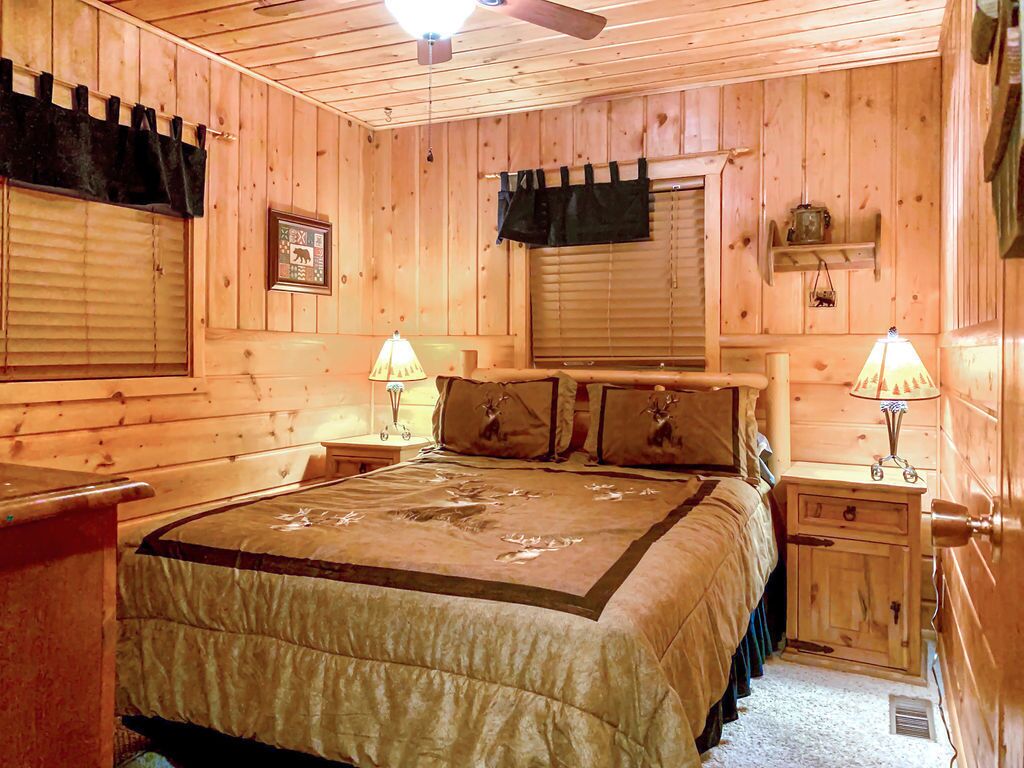 Island Park Cabin - 6 Bed 3 Bath - HOT TUB - Pool Table - 20 Min to Yellowstone