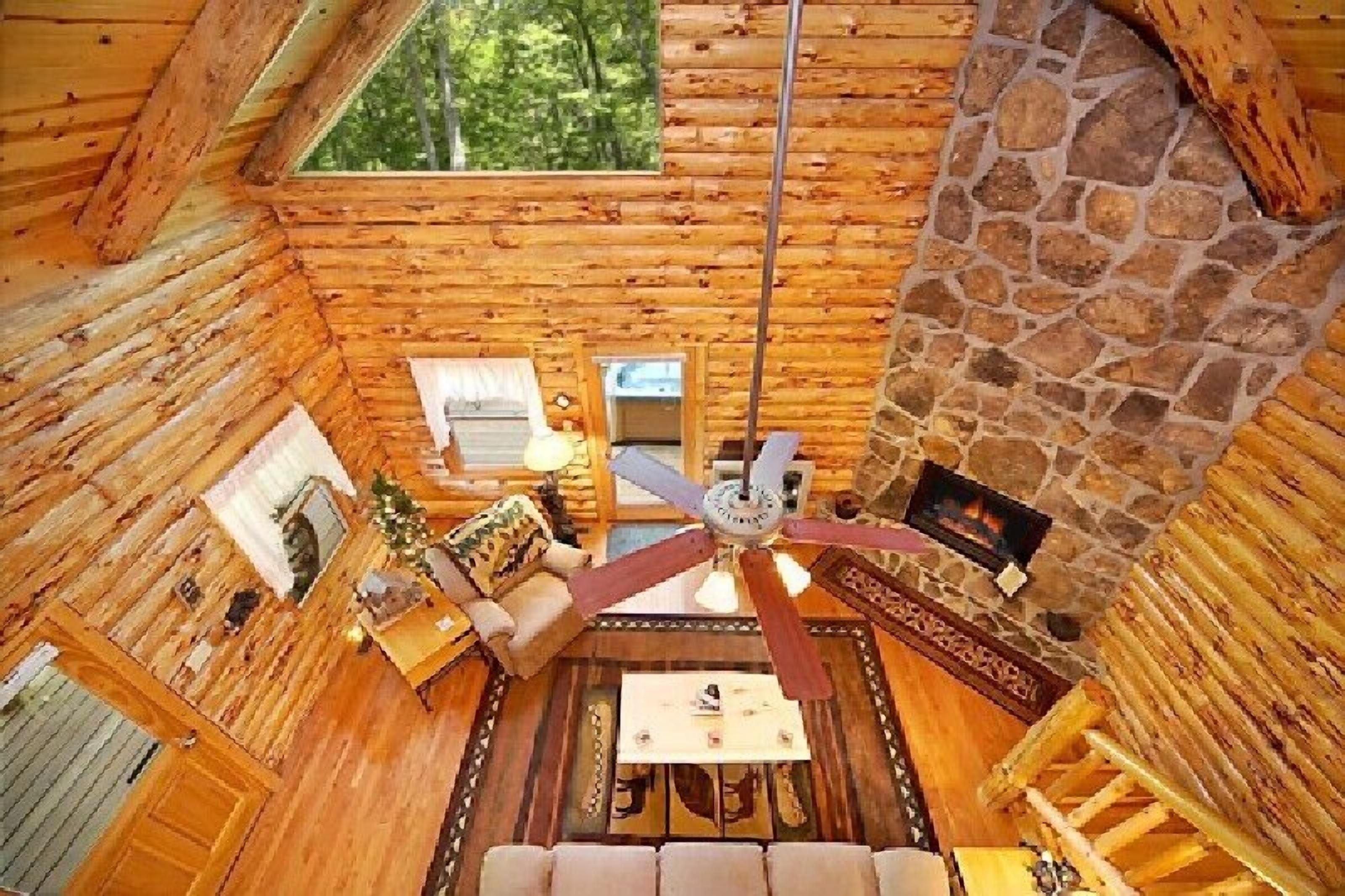 Private Pigeon Forge Log Cabin, Heart-shaped Jacuzzi tub, Mountain Honeymoon ROMANTIC Cabin