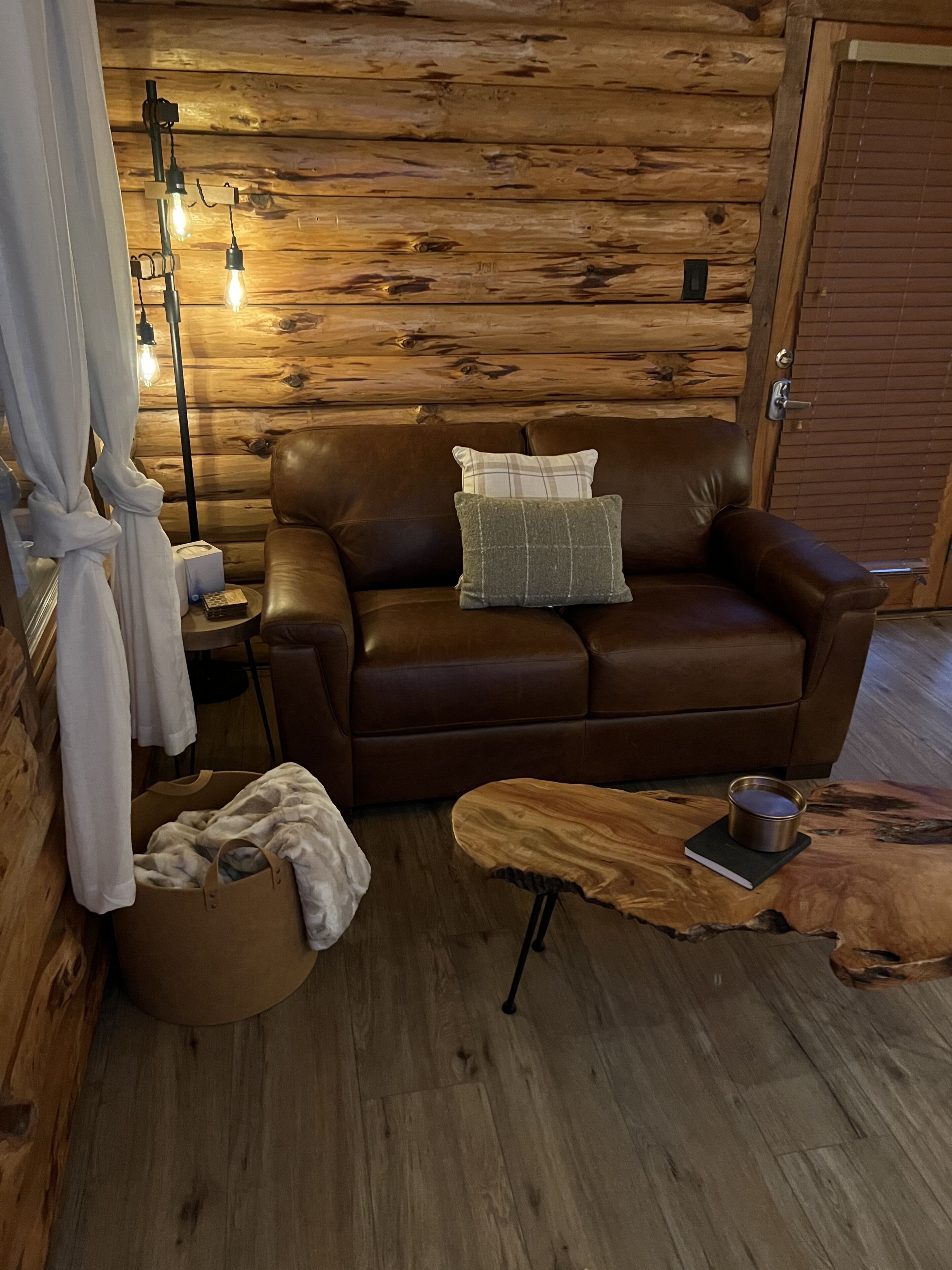 Honeymooners Dream Cabin. The Mountains are Calling!  Bubbling Hot Tub