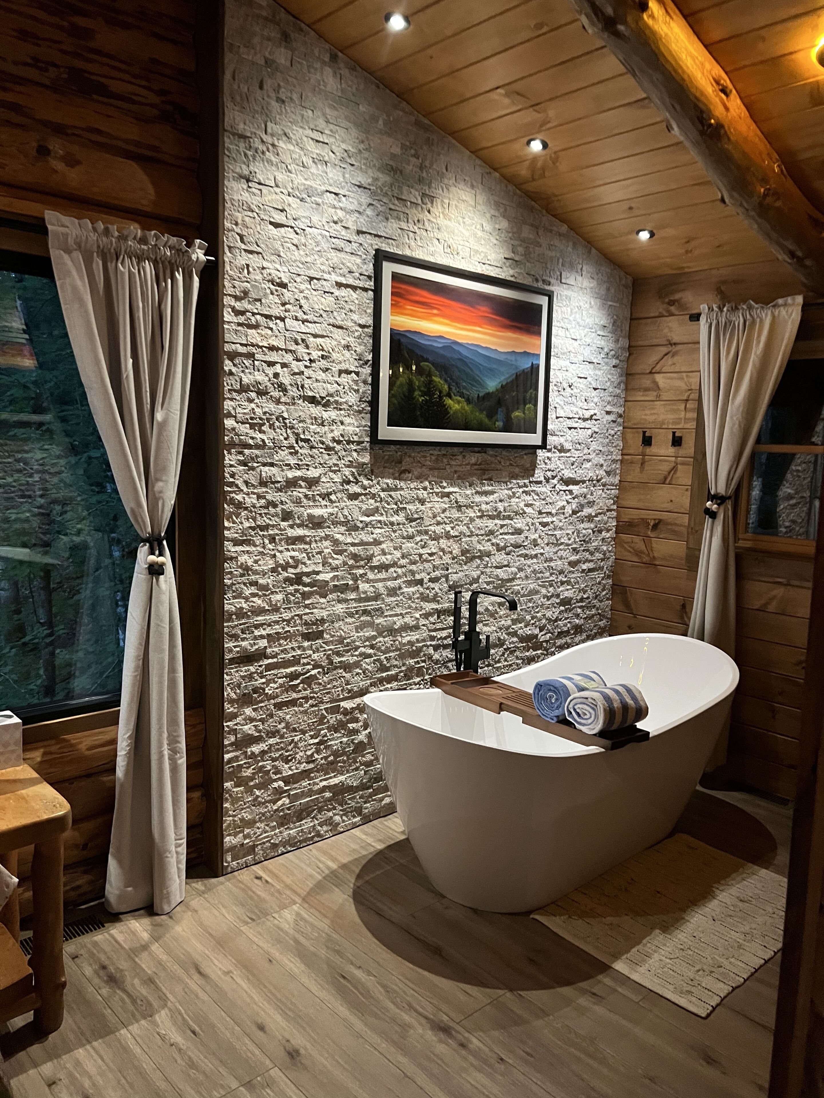 Honeymooners Dream Cabin. The Mountains are Calling!  Bubbling Hot Tub