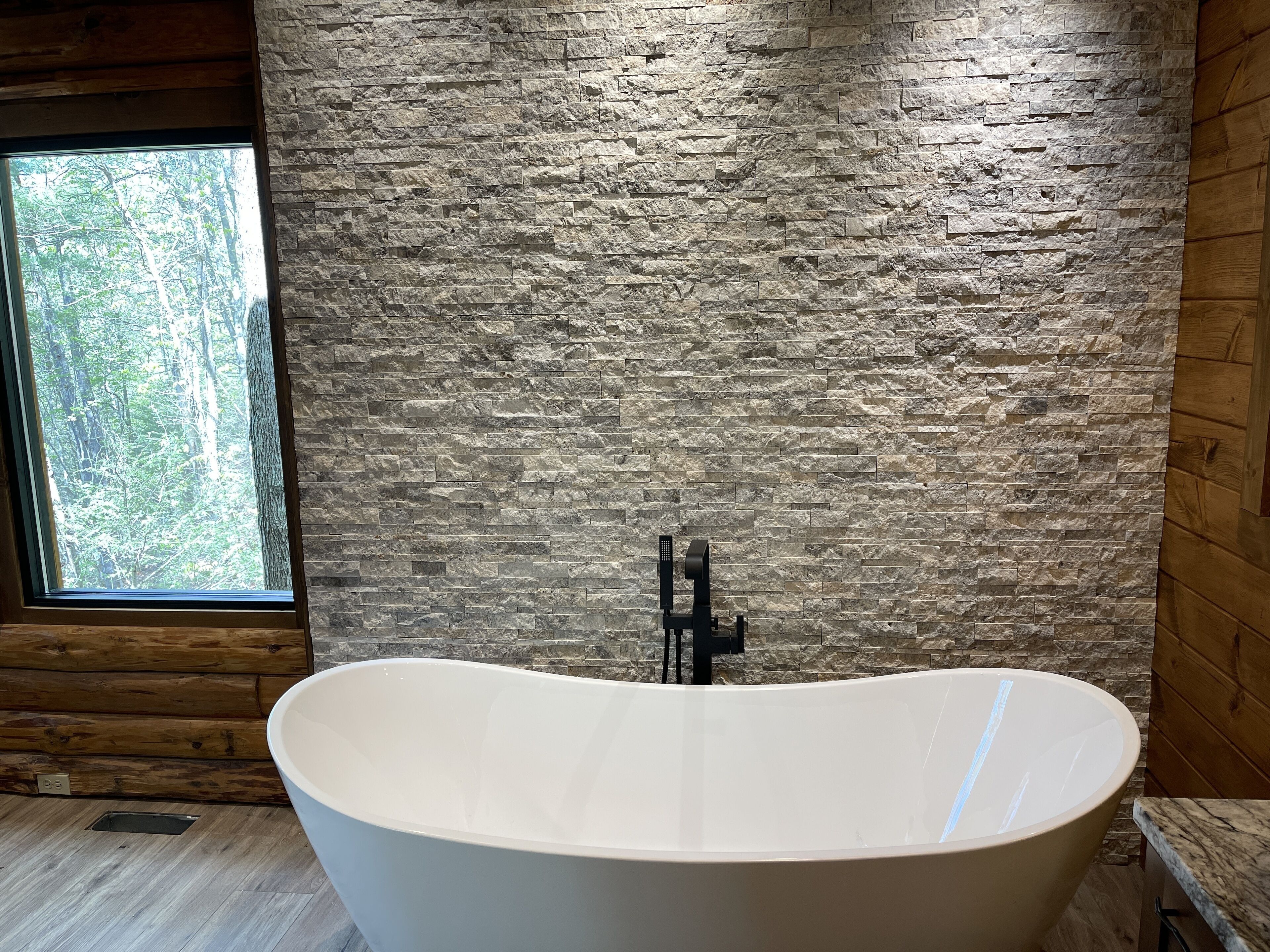 Honeymooners Dream Cabin. The Mountains are Calling!  Bubbling Hot Tub