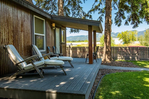 Whitefish Downtown Cottage on the River Trail with views of Big Mountain