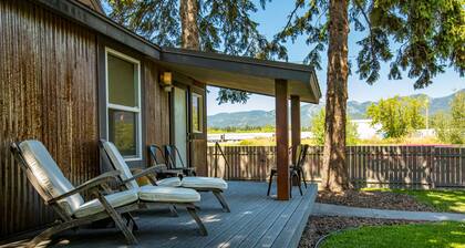 Whitefish Downtown -mökki joen varrella, josta on näkymät Big Mountainille